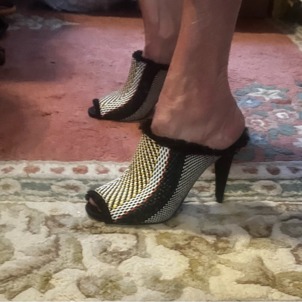 Guess open toe Heels ♥️💛🖤🤍